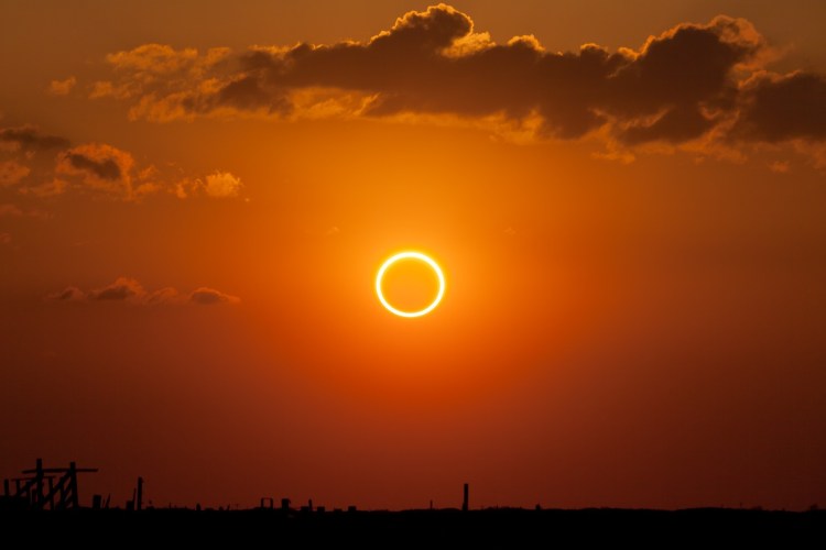 Annular_eclipse_%22ring_of_fire%22